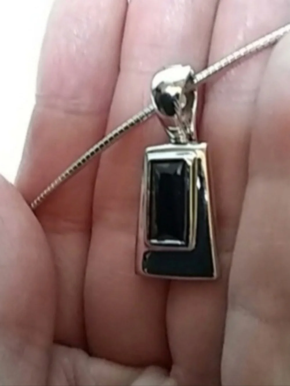 Faux Black Onyx Pendant on Silver-Toned Round Necklace | EUC | Vintage